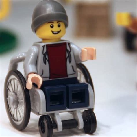 Por Primera Vez En La Historia Lego Lanza Usuario De Silla De Ruedas
