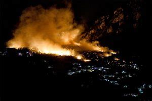 Συναγερμός σήμανε το βράδυ της κυριακής στο ίλιον, καθώς ξέσπασε πυρκαγιά στο βουνό. Πυρκαγιά στο Σχίνο Λουτρακίου - Εκκενώθηκαν Μοναστήρια ...