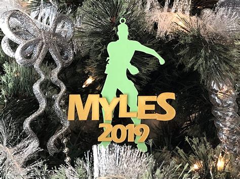 Whether you are intending to decorate for a new year party or halloween, these christmas ornaments canada are vivacious enough to blend in more thrills to the. Fortnite Floss Personalized Christmas Ornament - 3D Wade ...