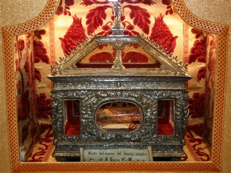 Ideale sia per una clientela business sia per i turisti che vogliono trascorrere un giorno, un weekend o un'intera. A Campagna le reliquie di S. Lucia | TDS Tele-Diocesi