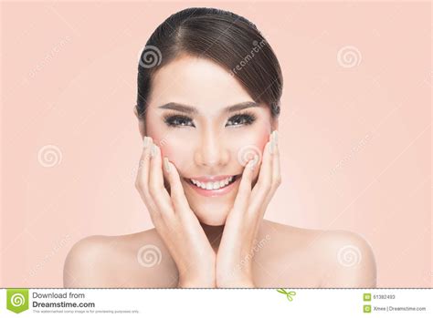De Mooie Aziatische Vrouwenzorgen Voor De Huid Zien Beautiful Spa Vrouw Wat Betreft Haar