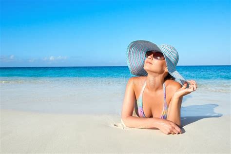 Mujer En Bikini Y Sombrero Del Verano Que Goza En La Playa Tropical Foto De Archivo Imagen De