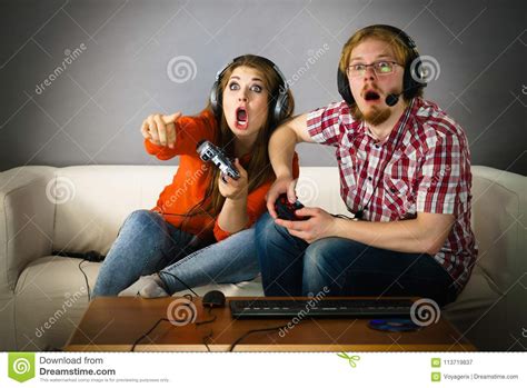 .ni loco juego ese juego cuando descartan un juego sólo por los gráficos, y no miran siquiera la jugabilidad, la historia, la duración; Pares Del Videojugador Que Juegan A Juegos Imagen de ...