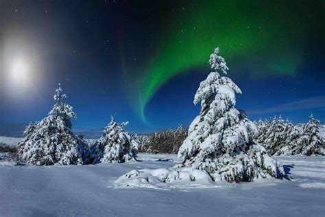Can You Still See the Northern Lights During a Full Moon?