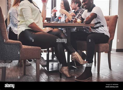 Woman Flirting Man Under Table Fotos Und Bildmaterial In Hoher Auflösung Alamy