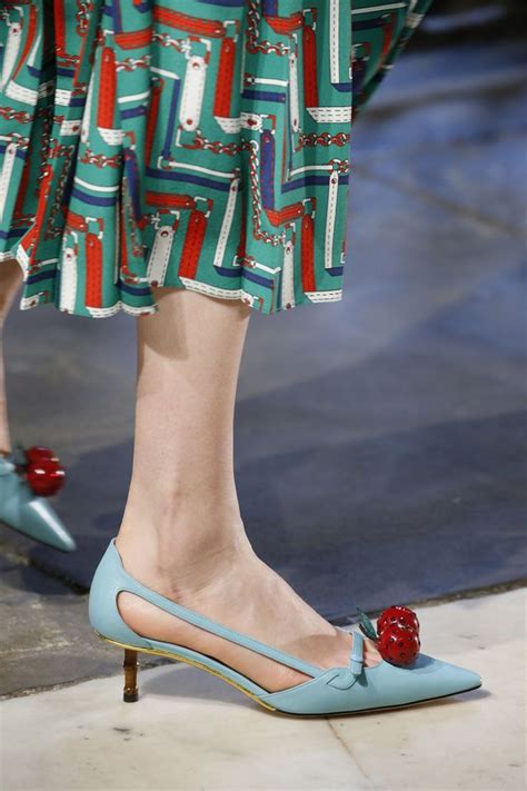 Zapato de vestir gucci modelo serpientedenunciar. Pin de DEWDROP en SHOES GALORE | Zapatos de vestir mujer ...