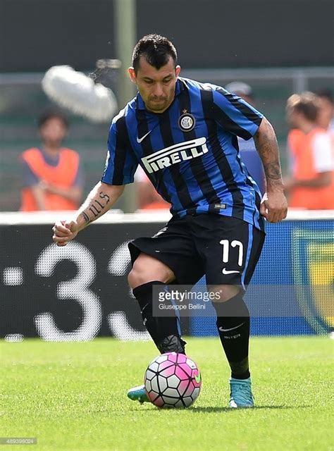Is a chilean professional footballer who plays for italian club internazionale as a defensive midfielder, although he can also play as a defender. Gary Medel | Inter de milán, Sevilla