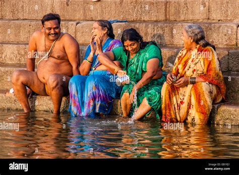 Hindu Pilger Baden In Den Heiligen Fluss Ganges Varanasi Uttar Pradesh Indien Stockfotografie