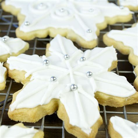 When it comes time to decorate your 3d cookie christmas tree recipe, pipe on your icing using a round nozzle point. Snowflake Sugar Cookies with Royal Icing | Cookies, Royal ...