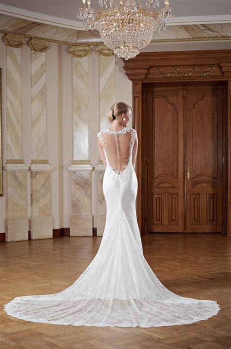 Brautkleid spitze kann das brautkleid eben traumhafter machen. Hochzeitskleid rückenfrei mit langer Schleppe - Kleiderfreuden