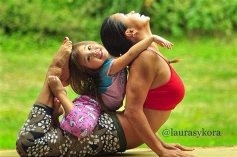 wah lucunya kolaborasi pose yoga ibu dan anak ini kaskus