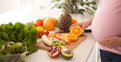 Evita el consumo de grasas saturadas presentes en los alimentos de origen animal.pueden suponer más molestias digestivas al inicio del embarazo y un aumento excesivo de peso. Alimentos prohibidos en el embarazo y los más recomendados