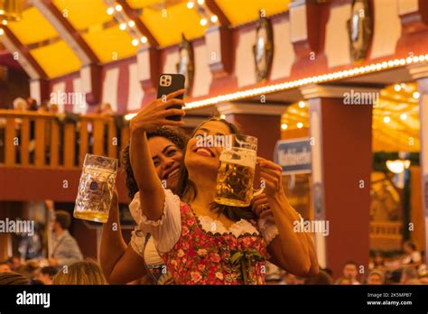 Zwei Mädchen Die Ein Selfie In Einer Bierhalle Auf Dem Oktoberfest In Minich Machen