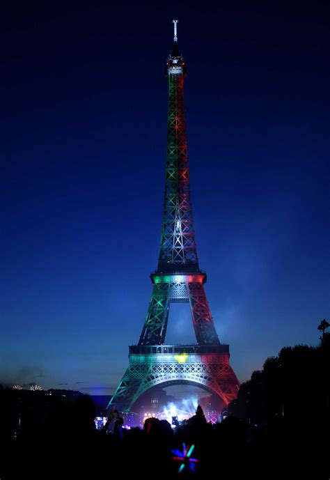 La Torre Eiffel Se Pinta De Colores Mexicanos