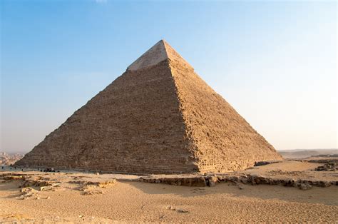 This archeological site is located on the west bank of the nile river. 17 Truly Surprising Facts About The Great Pyramid Of Giza