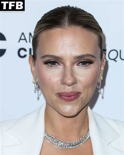 Scarlett Johansson Shows Off Her Sexy Tits At The 35th Annual American