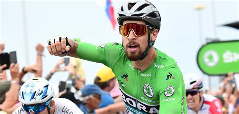 Kemudian, dengan mengenakan helm tersebut, sagan melakukan beberapa squat sambil menyeimbangkan tubuhnya pada sebuah fitball. Tour 2018: Peter Sagan stelt groene trui nu al veilig ...