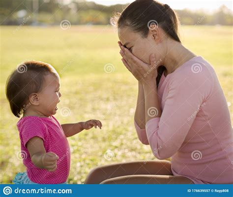 Madre Frustrada Y Estresada Con Su Bebé Llorando Depresión Posparto