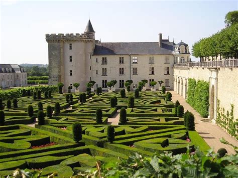 le château de villandry est surtout remarquable par la qualité de ses 6 jardins à la française