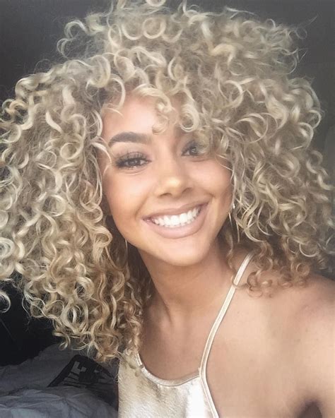 Repost Sweet Smile Blonde Curly Hair Goldennn Xo Curlyhair