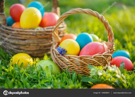 Colorful Easter Eggs In Baskets On The Spring The Grass — Stock Photo