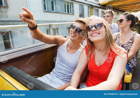 Couples Adolescents Heureux Voyageant En Bus Touristique Photo Stock