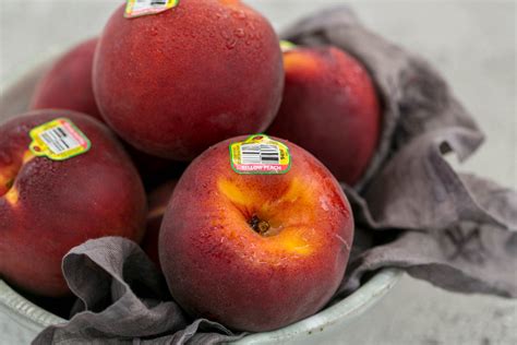 How To Pick The Perfect Peach This Season Stemilt Growers