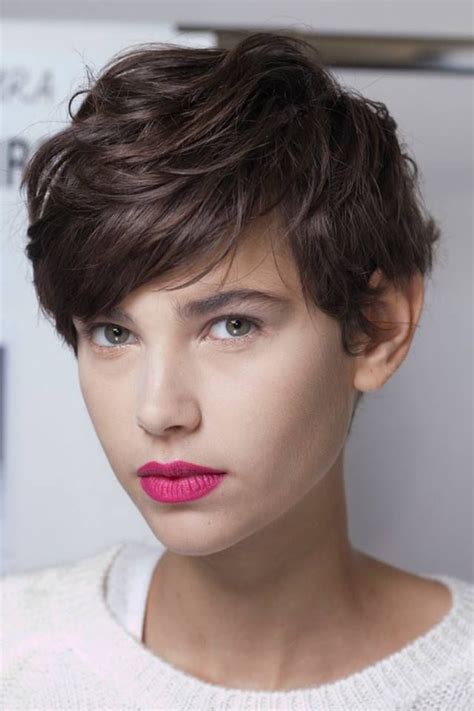 Pixie Cut Rose L Vres Et Make Up Nude Short Wavy Hair Cute Hairstyles For Short Hair Pixie