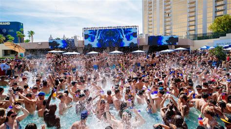 Las Vegas Pool Clubs Set To Reopen In March 2021 With Social Distancing