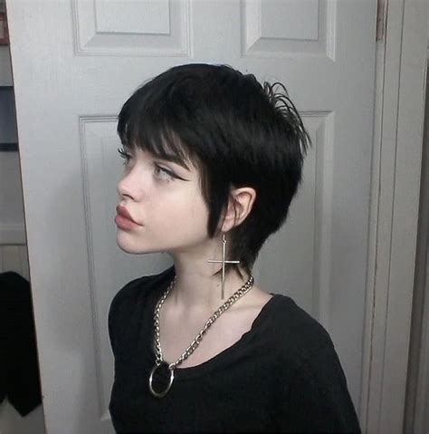 Pin By ♡ アイミ ♡ On ρrєττy ｡ﾟ･♡･ﾟ｡･ Goth Hair Punk Hair Short Hair Styles