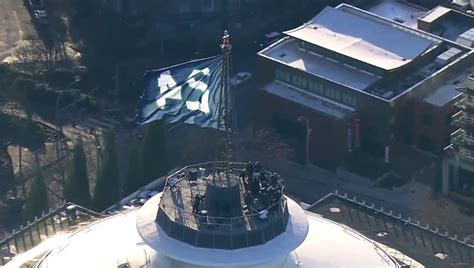 Photos 24 Flag Flies High Atop Space Needle In Honor Of Griffey Komo