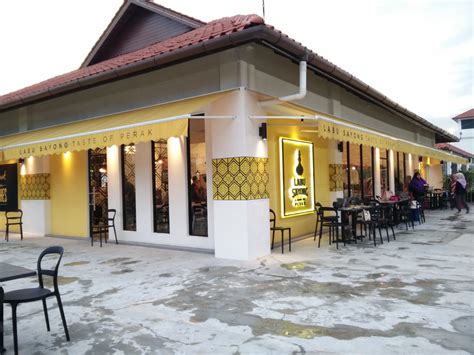Instantly recognisable, labu sayong takes days of handwork in forming, firing, drying and engraving. Iftar at Labu Sayong Cafe, Ipoh