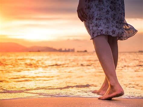 Silueta De Mujer Joven Caminando Sola En La Playa En La Puesta De Sol