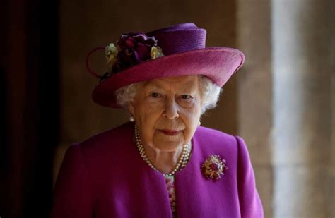 La reina Isabel II cumple 95 años sin el duque de Edimburgo y en crisis