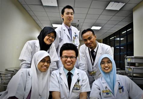 Each houseman will be in charge of patients in 3 beds. A Muslim Woman Defined....: Langkah Bermula...Doa buat MD ...