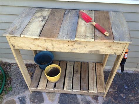 pallet potting table | Pallet potting bench, Potting table ...