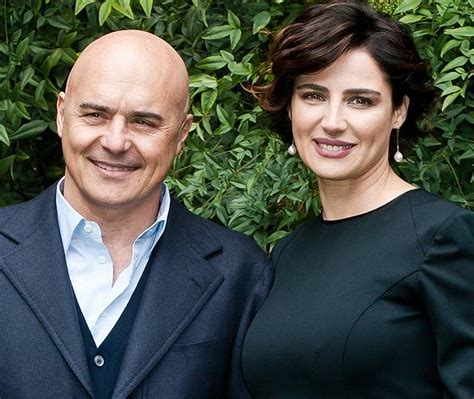 Mamma e papà seduti davanti, gli occhi dietro gli occhiali scuri e un apparente espressione seria. Luca Zigaretti, un anno sabbatico per stare con le figlie ...
