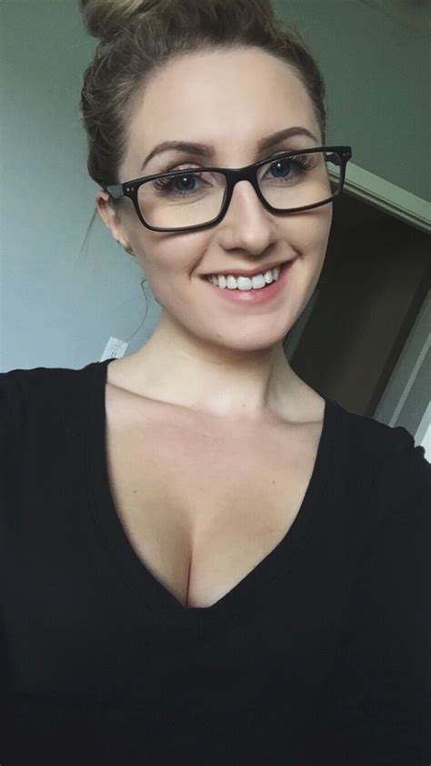 15 Women Prove Wearing Glasses Only Makes You Look Hotter Fooyoh