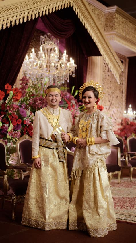 7 Inspirasi Busana Pengantin Bugis Makassar Penuh Aksen Emas Bridestory Blog