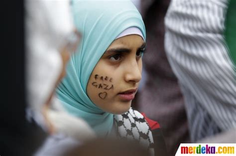 Maybe you would like to learn more about one of these? Foto : Di tengah doa Paus, gadis cantik ini gelar aksi ...