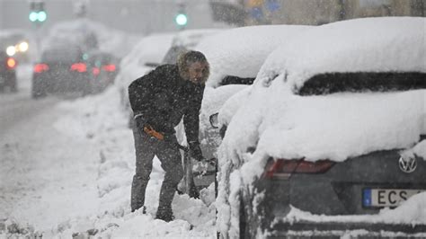 Heavy Snowfall Continues To Cause Traffic Problems Radio Sweden