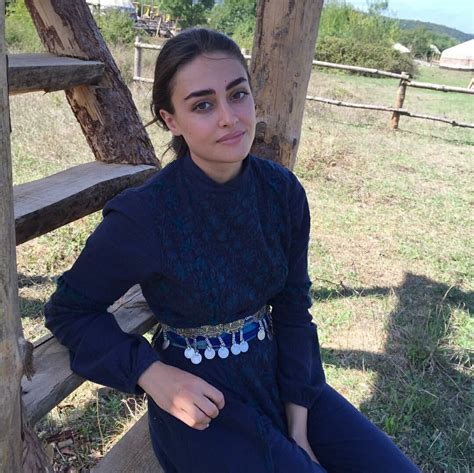 Aynı zamanda halime hatun olarak da tanınmaktadır. Pin on ESRA BILGIC (Turkish Actress)