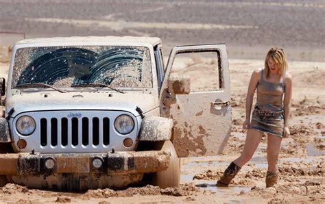 Girls 4 X 4 Mudding Girls Jeep Stuck In The Mud