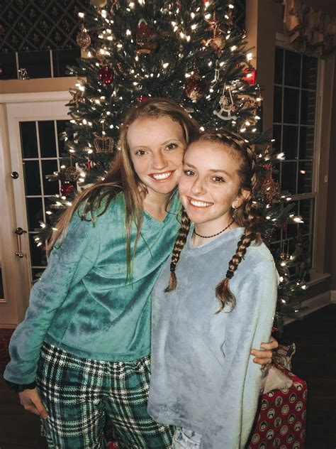⋆ Saraaann6 ⋆ Friend Pictures Photoshoot Christmas Sweaters