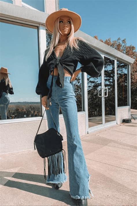 70s Throwback It S Official Flare Jeans Are Back Society19 Roupas