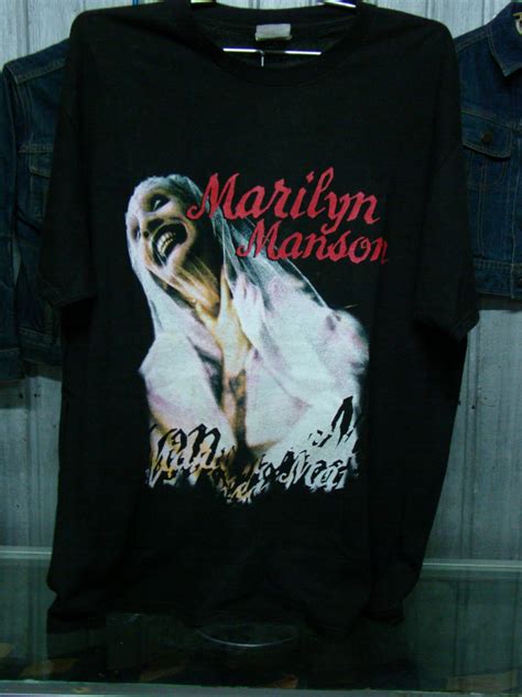 I wanna use you and abuse you i wanna know what's inside you moving on, moving on moving on, moving on moving on, moving on moving on. BUNDLE BATU TIGA SHAH ALAM: T-shirt Marilyn Manson-Sweet ...