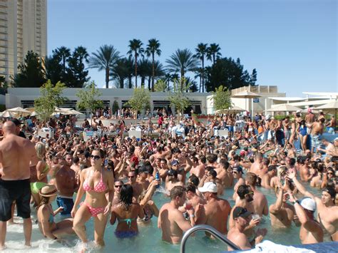 Big Pool Party At Wet Republic Vegas Pool Party Las Vegas Pool Las Vegas Hotels