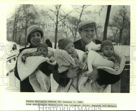 Alma And Richard Thomas With Their Triplets 1983 Vintage Press Photo