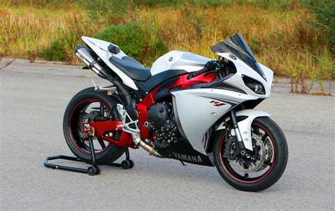 An extra $100 will buy either of the others, each with matching pinstripes around their wheels. 2009 Yamaha R1 Red Chassis Mivv Exhaust | Motos deportivas ...