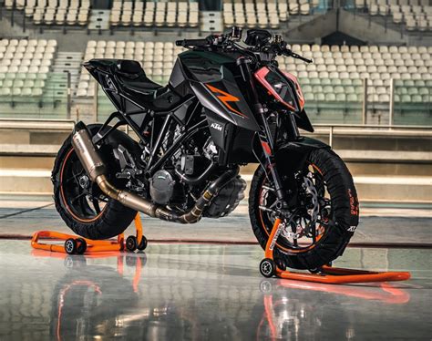 Ktm 1290 super duke r: 2017 KTM 1290 Super Duke R Unleashed at EICMA 2016